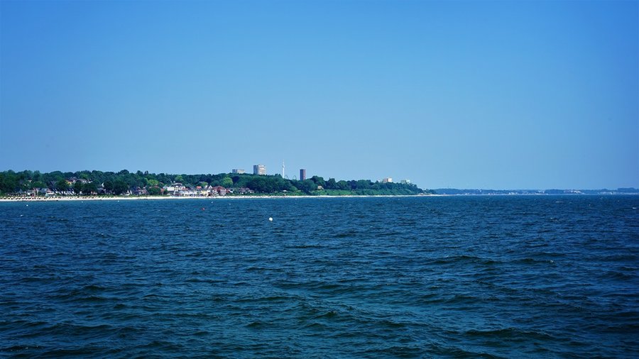 Panorama wybrzeża Scharbeutz od strony morza, linia plaży i zabudowy