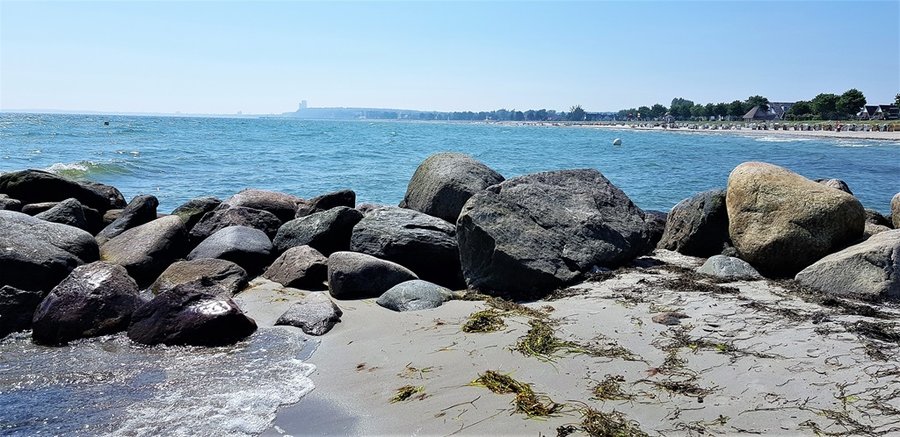 Kamienista ostroga brzegowa na plaży w okolicy Scharbeutz