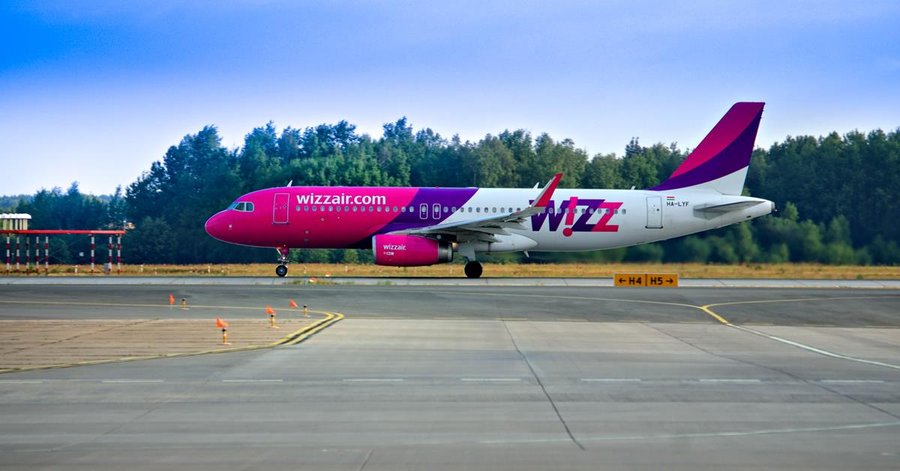 Samolot Wizz Air na płycie lotniska Pyrzowice