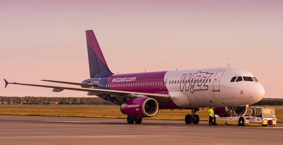 Samolot cargo DHL na pasie startowym