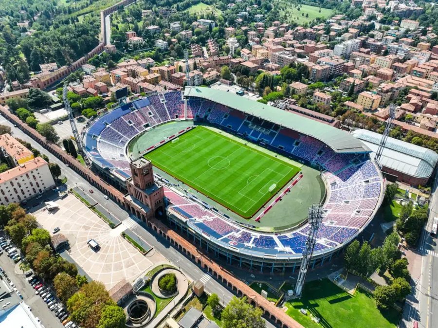 Wieża Torre di Maratona nad Stadio Renato Dall'Ara w Bolonii