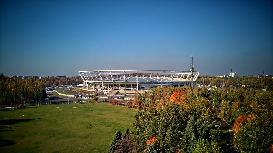 Stadion Śląski w otoczeniu lasu, widok z oddali