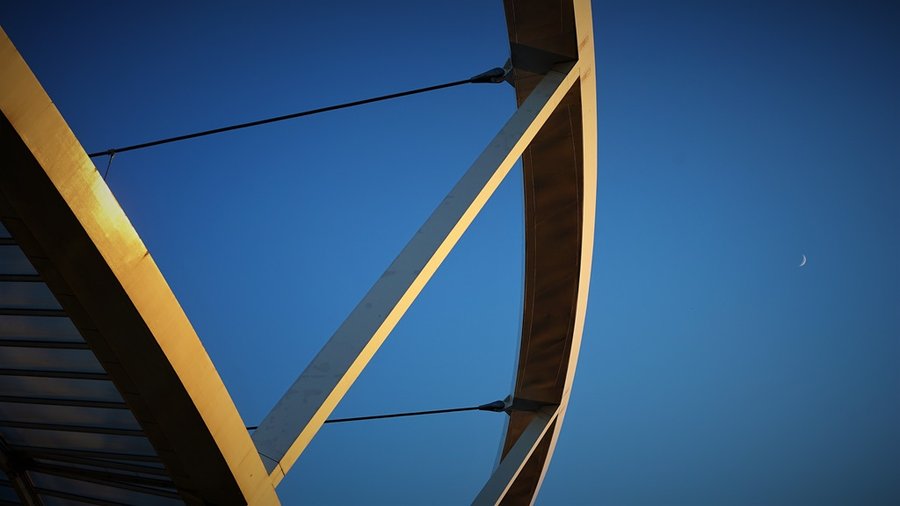 Łukowa konstrukcja dachu Stadionu Śląskiego