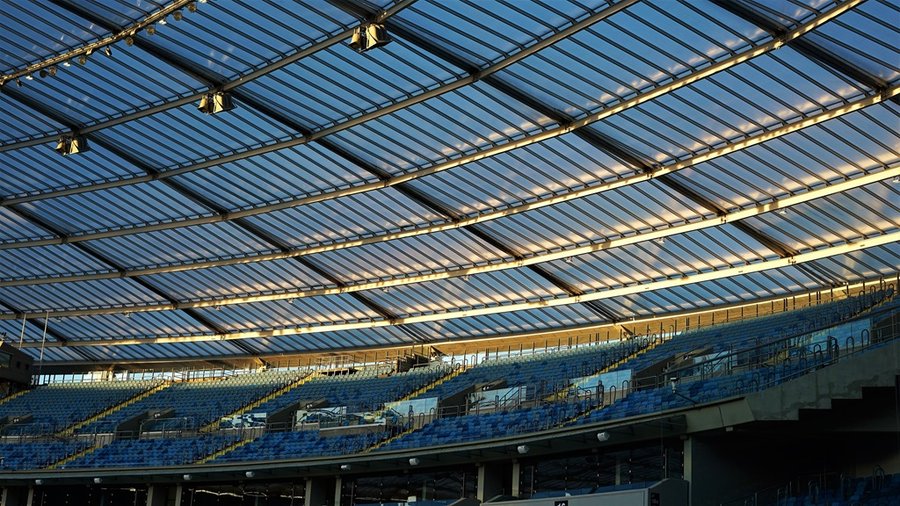 Wnętrze dachu Stadionu Śląskiego z bliska