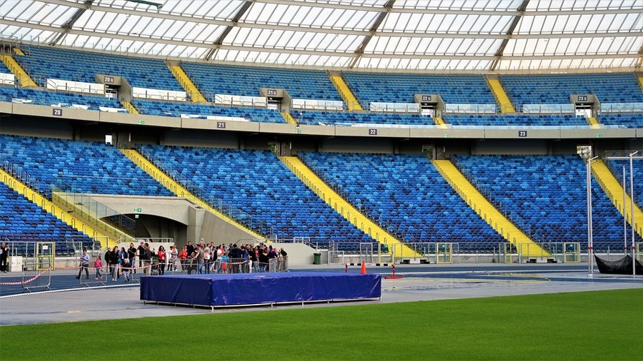 Widok na trybuny i dach Stadionu Śląskiego