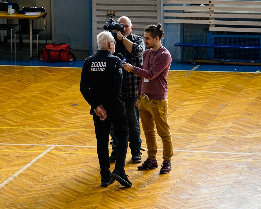 Wywiad telewizyjny z działaczem klubu Zgoda Ruda Śląska w hali sportowej