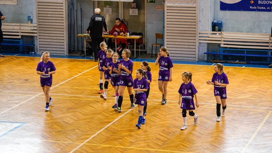 Drużyna dziewcząt schodząca z boiska po meczu turnieju piłki ręcznej
