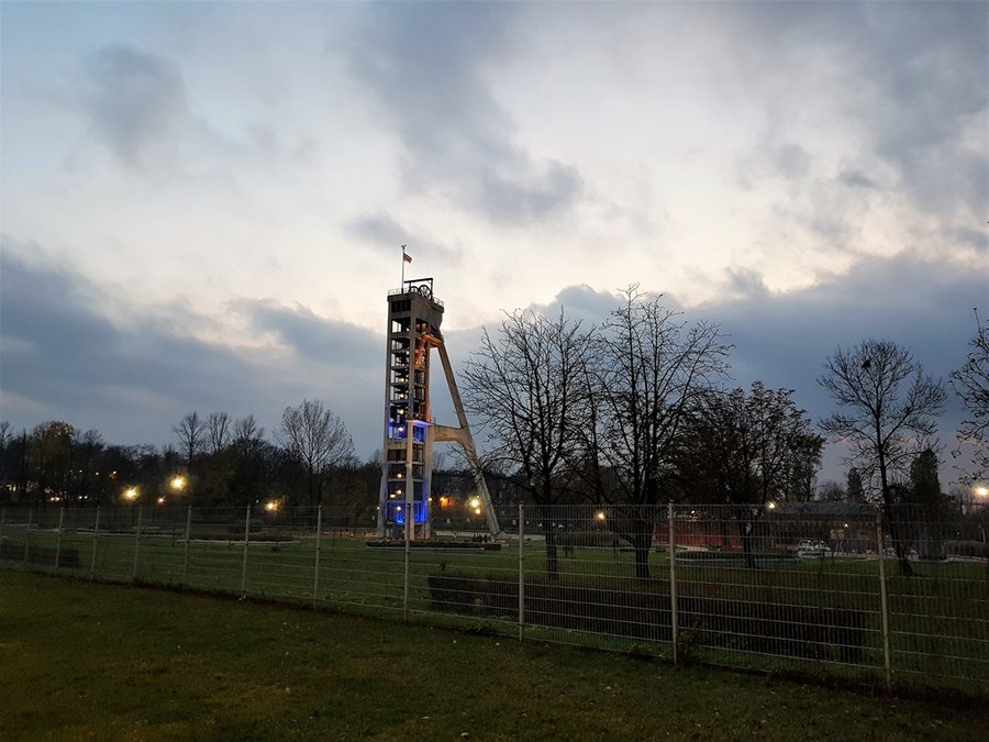 Szyb Prezydent o zmierzchu, widok z placu