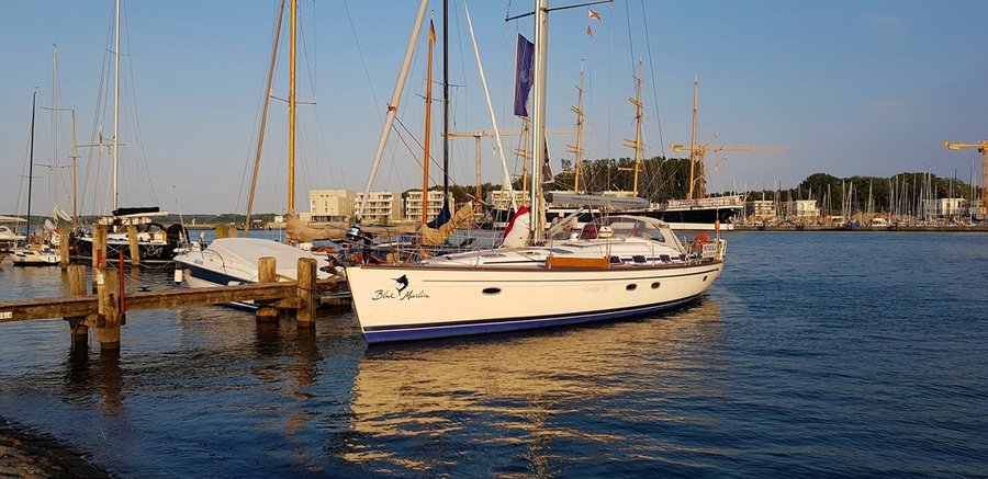 Pokład zabytkowego czteromasztowego żaglowca Passat w Starym Porcie Travemünde, z olinowaniem i łodziami ratunkowymi