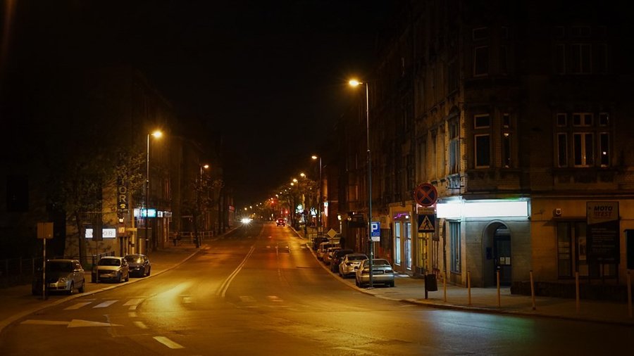 Ulica w centrum Zabrza nocą