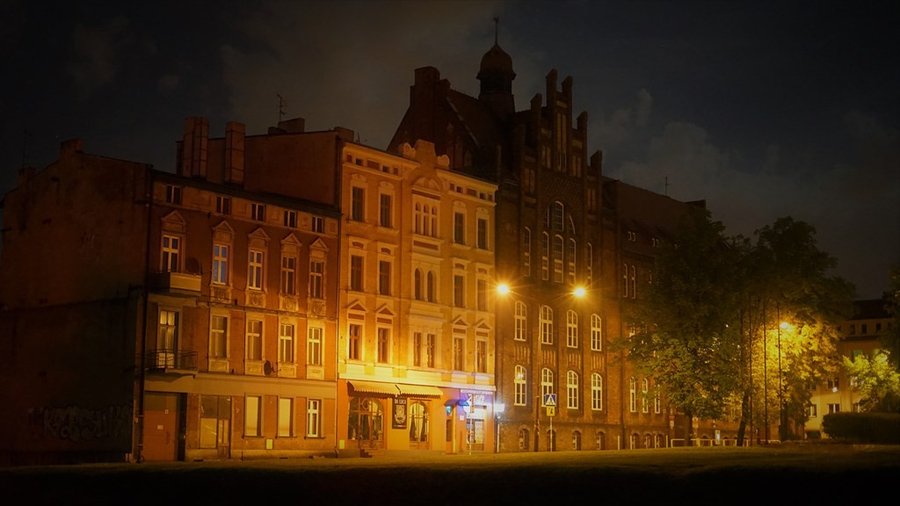 Zabytkowa kamienica w Zabrzu nocą