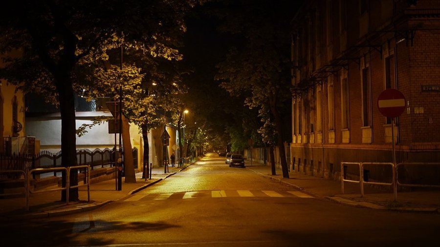 Ulica w centrum Zabrza, widok nocny