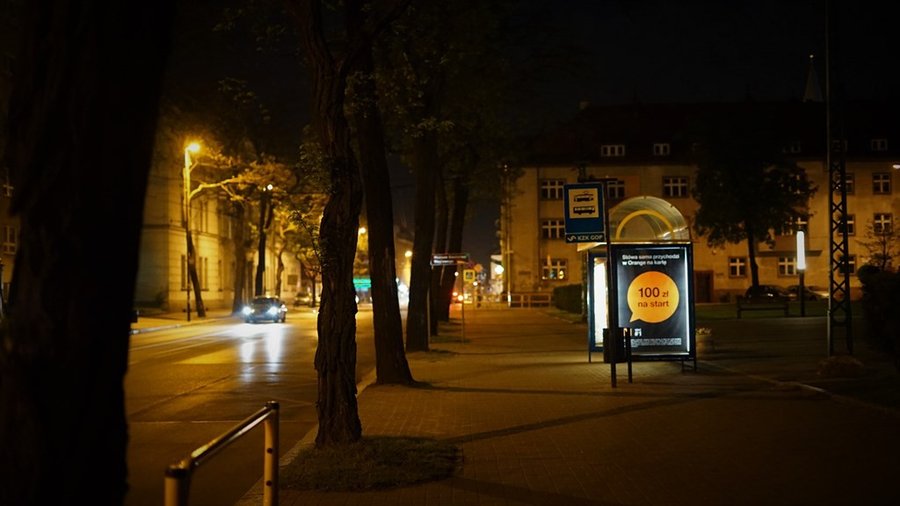 Przystanek i ulica w centrum Zabrza nocą