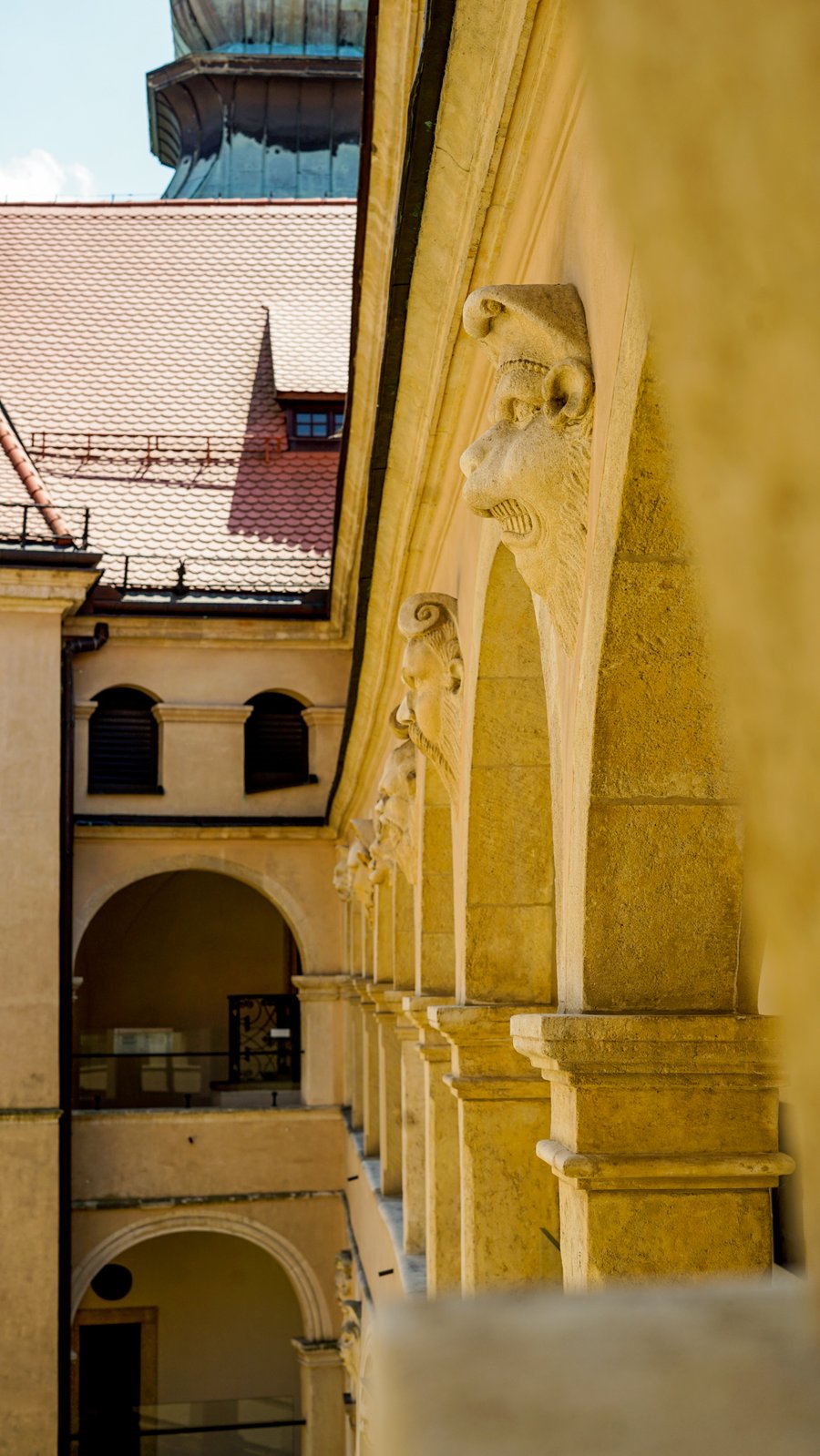 Strzyżone żywopłoty i kwietne rabaty w ogrodzie Zamku w Pieskowej Skale