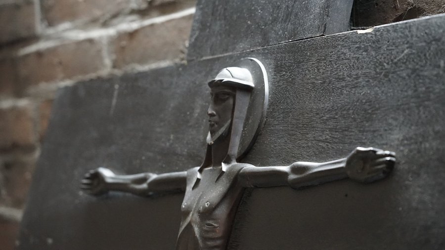 Nowoczesna, modernistyczna rzeźba Chrystusa na krzyżu w kościele św. Józefa w Zabrzu