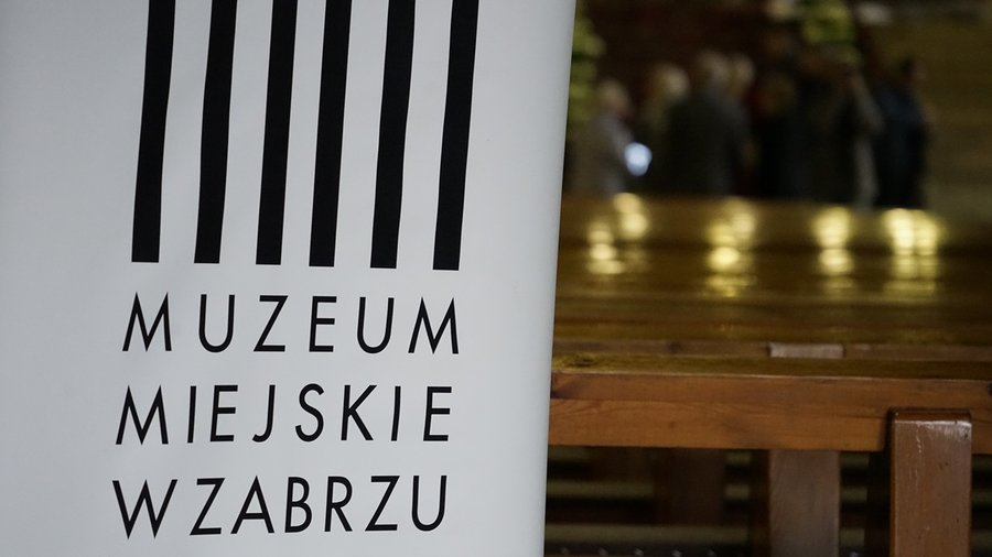 Baner informacyjny Muzeum Miejskiego w Zabrzu podczas zwiedzania kościoła